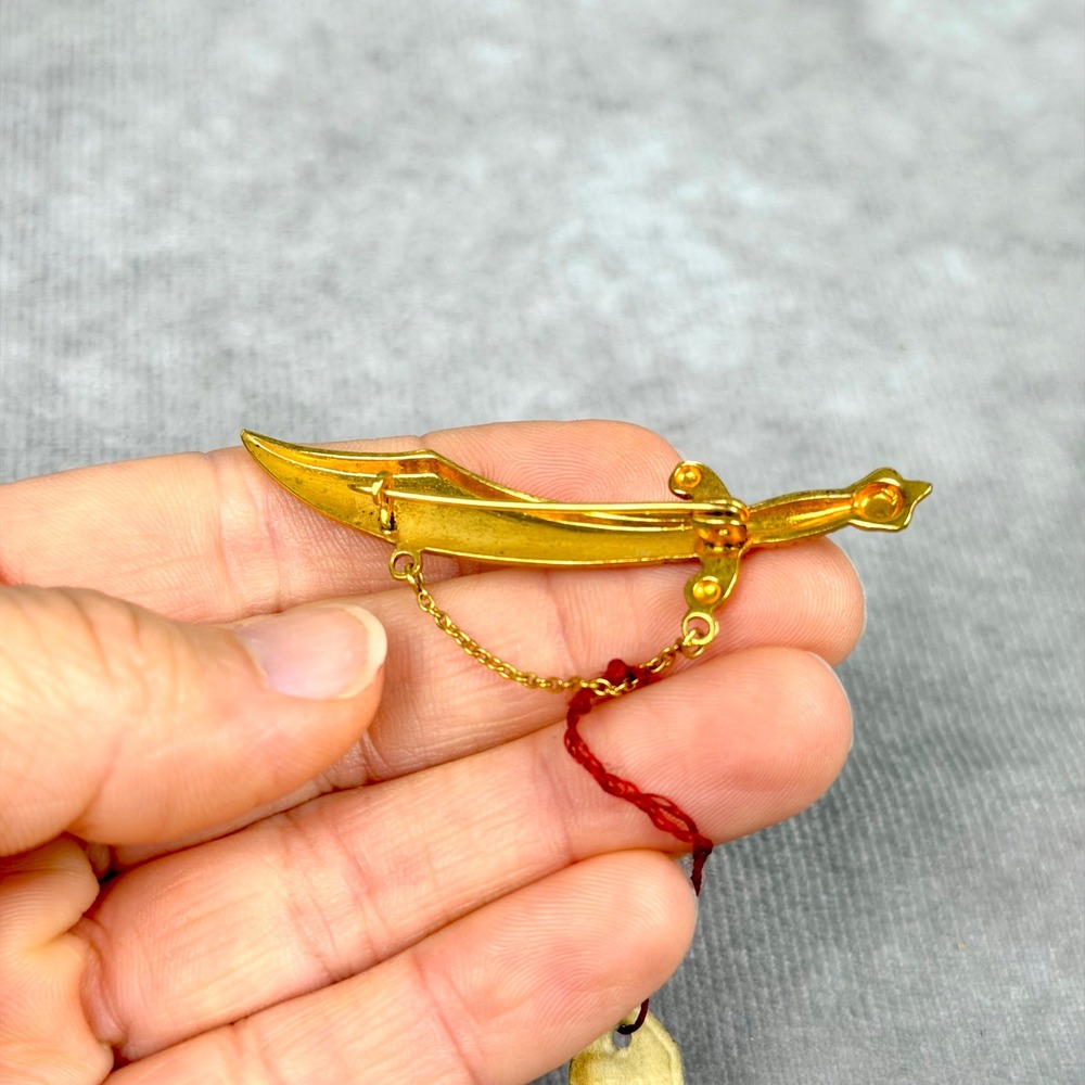 Vintage Damascene Style Sword Brooch Made in Spain Scimitar Dagger Pin Gold Tone - Picture 6 of 7